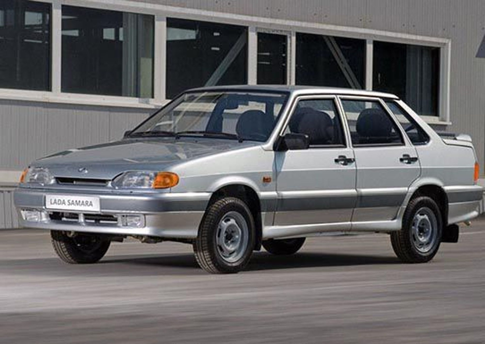 ВАЗ-2115 (LADA Samara) — субкомпактный переднеприводной автомобиль с кузовом типа седан, разработанный Волжским автомобильным заводом.