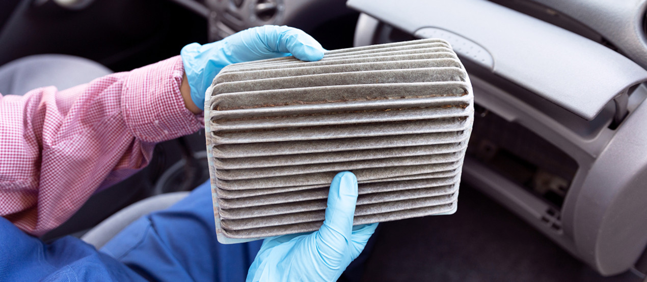 Пример отработанного противопыльного салонного фильтра автомобиля
